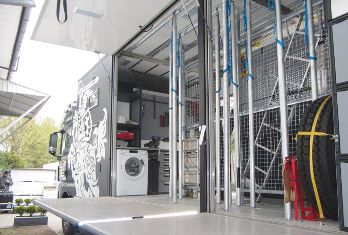 W specjalnie wydzielonej części znajdują się komplety opon zapasowych, dobrze zabezpieczone pionowymi ogranicznikami dopasowanymi do odpowiedniej średnicy, nawet do 80 szt., tyle bowiem na Rajdzie Dakar może być potrzebne