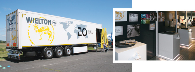 Podczas finałowych zmagań w Bednarach kierowcom, właścicielom firm transportowych i przybyłym dziennikarzom zapewniono różne atrakcje. Jeden z partnerów akcji – Wielton SA – przygotował mobilne muzeum w zaaranżowanej do tego celu naczepie, gdzie zainteresowani mieli okazję poznać z bliska 20-letnią historię wieluńskiego producenta. W mobilnym muzeum emitowano multimedia, m.in. film dokumentujący otwarcie Centrum Badawczo-Rozwojowego, a tablety z aplikacją augmented reality (rzeczywistość rozszerzona), łączące świat rzeczywisty z przygotowanym komputerowo, umożliwiły odbycie wirtualnego, chronologicznego spaceru po historii firmy: od założenia do chwili obecnej. (fot. K. Biskupska)