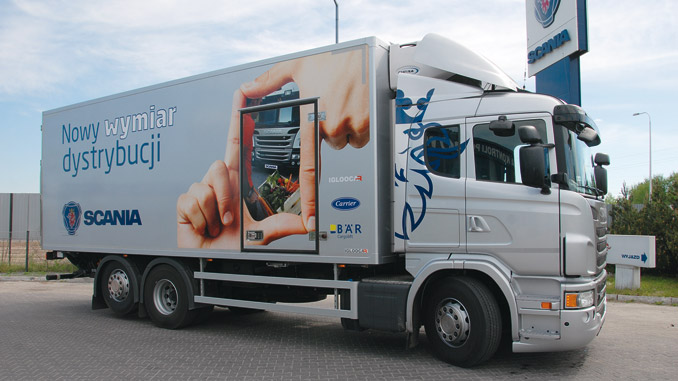 Boczne drzwi do ładowni ograniczają zużycie energii potrzebnej do utrzymania temperatury w zabudowie chłodniczej. To także przykład na ograniczenie kosztów eksploatacji (fot. Scania)