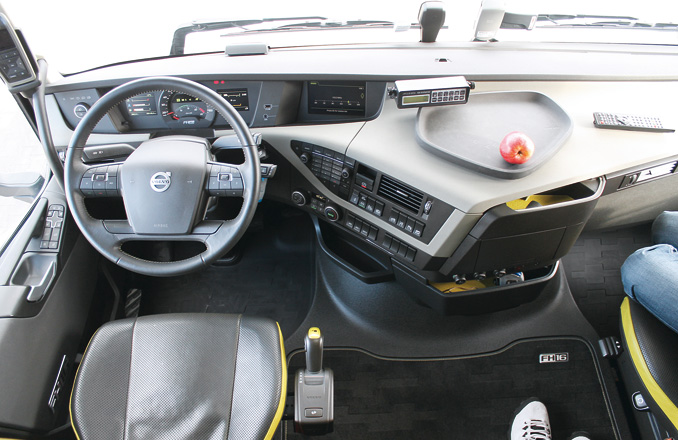 Deska rozdzielcza i zestaw wskaźników są bardzo dobrze i intuicyjnie rozplanowane, co poprawia ergonomię i komfort pracy kierowcy (fot. Arkadiusz Gawron)