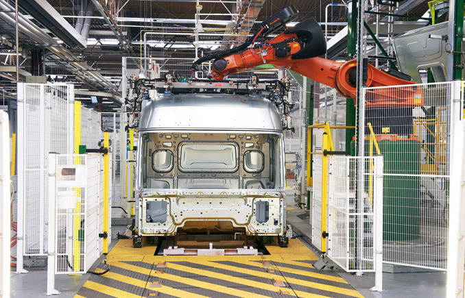 Dach przed wysłaniem kabiny do lakierni jest do niej przykręcany, a przed montażem elementów wnętrza zdejmuje się go (fot. Renault Trucks)