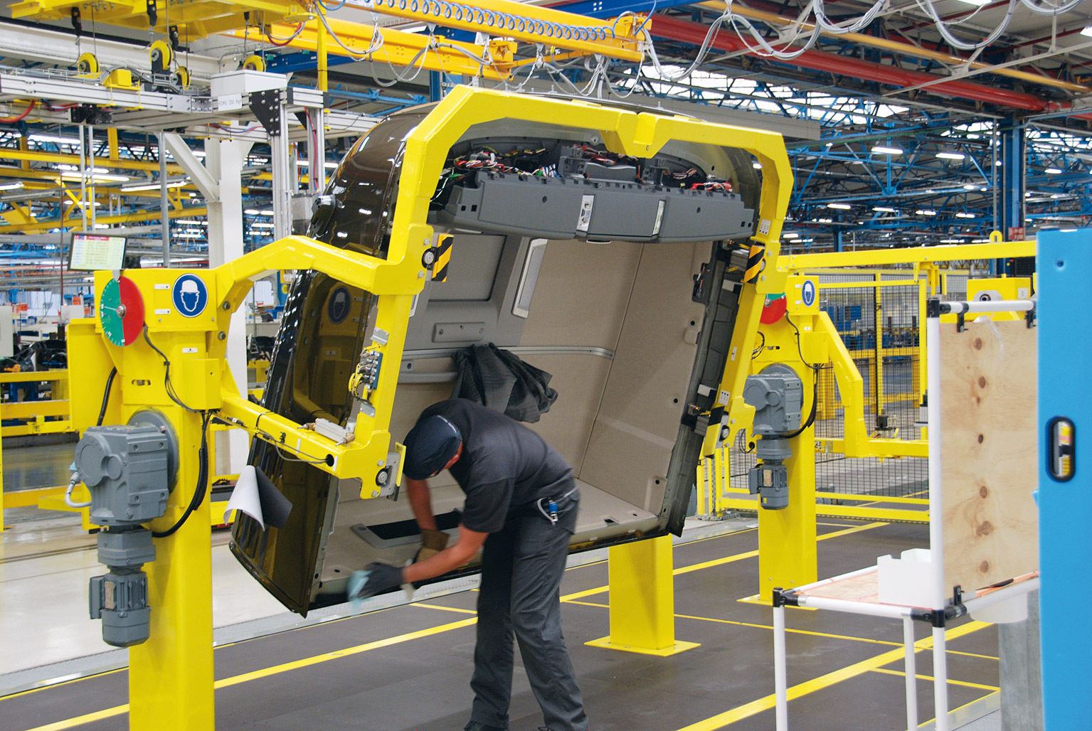 Zdemontowany dach jest wykańczany oddzielnie, a następnie zostaje doklejony do kabiny (fot. Renault Trucks)