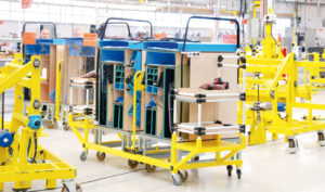 Kitting trolley to specjalny wózek zaopatrzony w przegródki zawierające wszystkie części niezbędne na danym etapie montażu (fot. Renault Trucks)