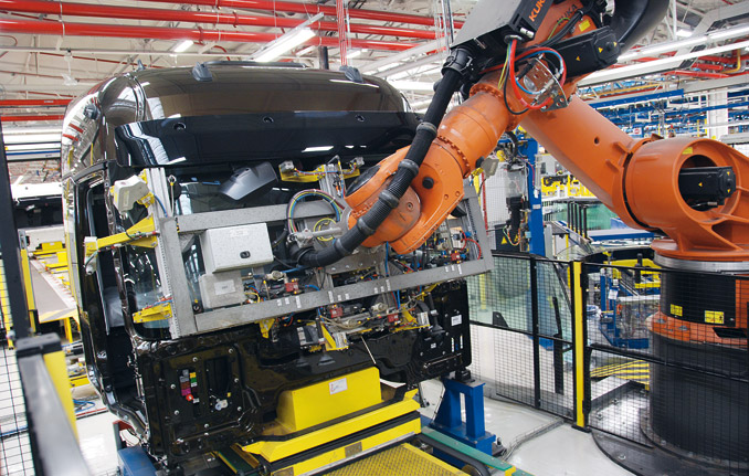 Za operację wklejenia szyby przedniej odpowiada specjalny robot. Naklejanie dachu na wykończony dół kabiny odbywa się z dokładnością do 0,5 mm (fot. Renault Trucks)