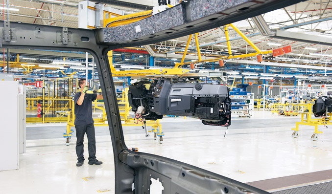 Skompletowana wcześniej deska rozdzielcza jest gotowa do wstawienia do wnętrza kabiny (fot. Renault Trucks)