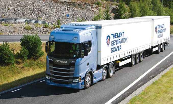 Chociaż nowa kabina nie uległa zdecydowanym przeobrażeniom, to każdy jej detal dopracowano tak, aby zapewnić jak najlepsze własności aerodynamiczne (fot. Scania)