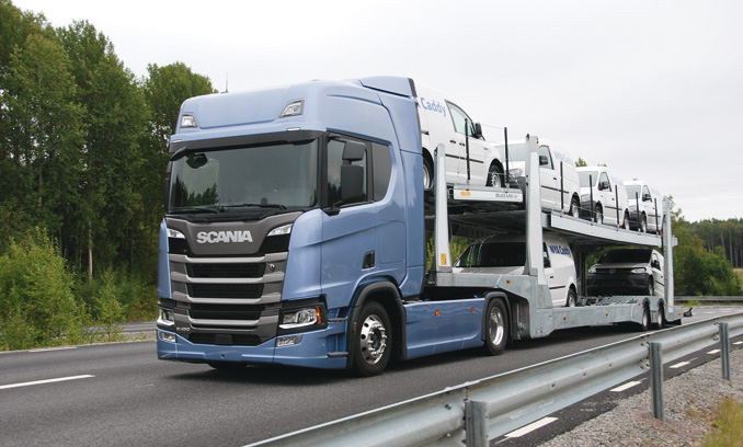 Scania R450 z kabiną Highline – prawdopodobnie ta wersja spotka się z największym zainteresowaniem firm transportowych jako cenowo atrakcyjne, udane połączenie osiągów, komfortu i wyposażenia dodatkowego (fot. Scania)