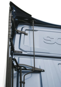 Tradycyjnie na korbkę: precyzyjne dopasowanie wysokości spoilera na dachu kabiny  do wysokości naczepy (fot. D.Piernikarski)