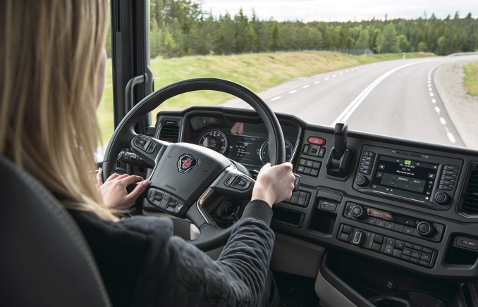 Na desce rozdzielczej wszystkie kontrolki i przełączniki pogrupowano w klastry tematyczne (fot. Scania)