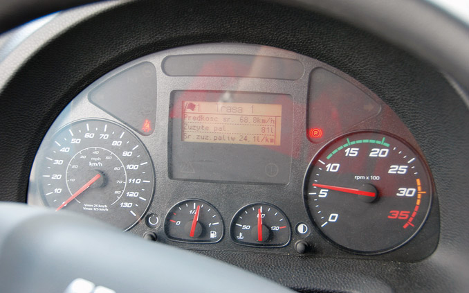 Tablica wskaźników czytelna, choć wyświetlacz mógłby być kolorowy; zużycie paliwa na trasie 24,11 l/100 km mogłoby być niższe, ale 200-kilometrowy odcinek testowy zdominowały przejazdy przez zatłoczone podwarszawskie miejscowości (fot. D. Piernikarski)