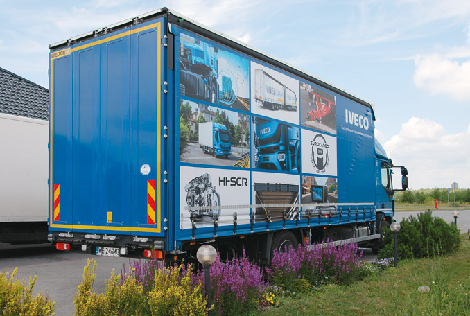 Solidnie wykonana (spełniająca normę VDI – DIN EN 12642 XL) zabudowa kurtynowa Wielton ZS24K/19M2 pozwalała na przewiezienie 55,7 m3 ładunku, na podłodze można ustawić do 19 europalet (fot. D. Piernikarski)