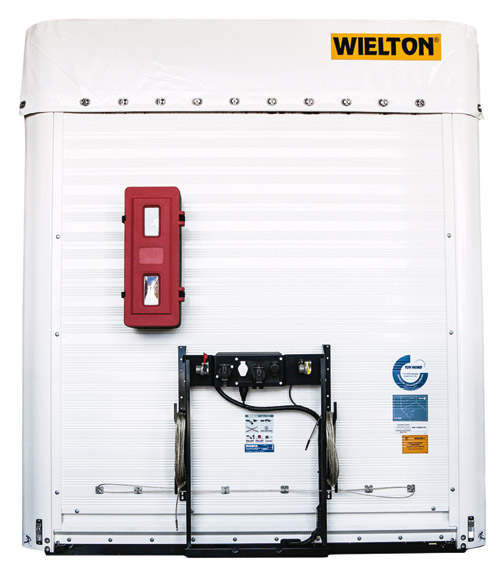 Nowa ściana przednia to konstrukcja modułowa, od środka można zamontować dodatkową płytę ze sklejki o wysokości 1500 mm od poziomu podłogi, w słupkach bocznych zainstalowano uchwyty do mocowania ładunku (fot. Wielton)