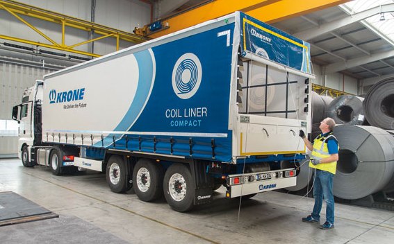 Długość naczepy Krone Coil Liner Compact zmniejszono do 10 m, a kanał, w którym umieszczana jest stal w kręgach, skrócono do 6,3 m (fot. Krone)