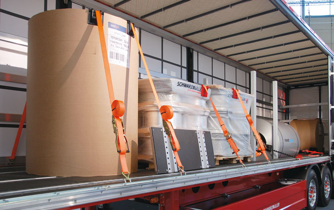 Naczepa Schwarzmüller Ultralight 3 in 1 ma zakrywaną coil-muldę, podłogę wyposażono w szyny transportowe systemu Joloda, dodatkową nowością jest system Quick-Slider pozwalający na otwarcie lub zamknięcie kurtyny w czasie poniżej 10 s (fot. D. Piernikarski)