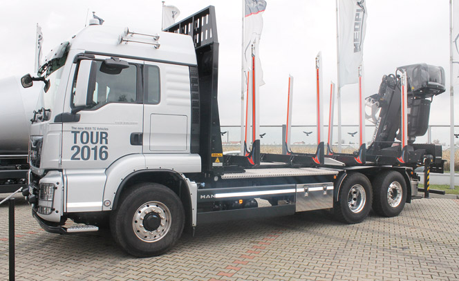 Niekorzystny rozkład ciężaru spowodowany ciężkim żurawiem za ostatnią osią oraz trudne warunki jazdy z dużymi obciążeniami są codziennością w transporcie drewna krótkiego. MAN proponuje w swoim podwoziu TGS 26.500 6×4-H BL zawieszenie pneumatyczne tylnych osi i dołączany hydrostatyczny napęd przedniej osi jako remedium na te wyzwania (fot.A.Gawron)