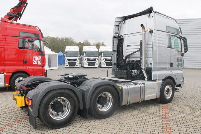 3-osiowy ciągnik siodłowy, który może pracować w zestawie o masie technicznej do 150 t, jest uniwersalnym rozwiązaniem do „lekkiego” transportu ponadnormatywnego z jednoczesną możliwością wykorzystania pojazdu do standardowych zastosowań, czyli do 40 t dmc. Zestawu (fot.A.Gawron)