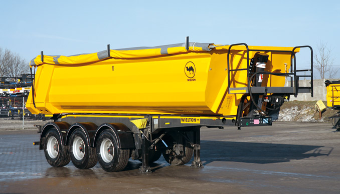 Naczepa wyposażona w ręczny układ rozwijania i zwijania plandeki, umieszczony na prawej burcie (fot. Wielton)