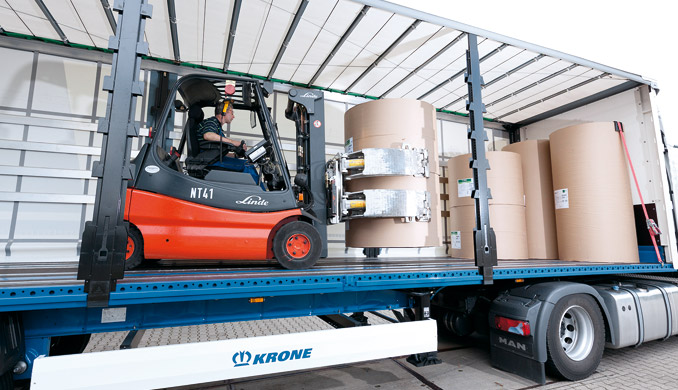 Klienci coraz częściej zamawiają wzmocnione podłogi ładowni umożliwiające wjazd ciężkich wózków widłowych (fot. Krone)