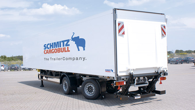 Naczepa do transportu dystrybucyjnego wyposażona w tylną oś kierowaną i podest załadowczy (fot. Schmitz Cargobull)