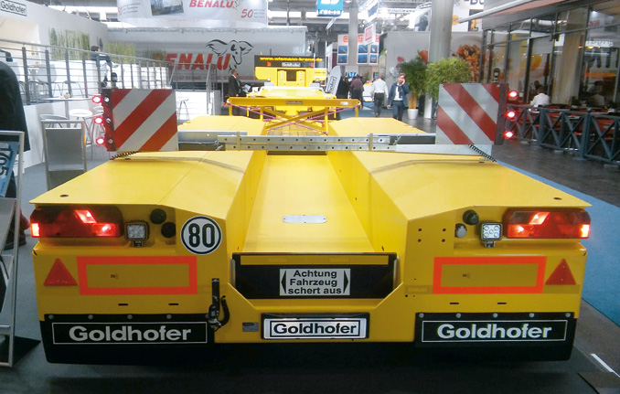 W naczepie STZ-VP w tylnym wózku znajduje się wnęka na łyżkę koparki, a obniżony pokład ładunkowy ma długość 8000 mm z możliwością jednokrotnego wydłużenia o 4400 mm (fot. Goldhofer)