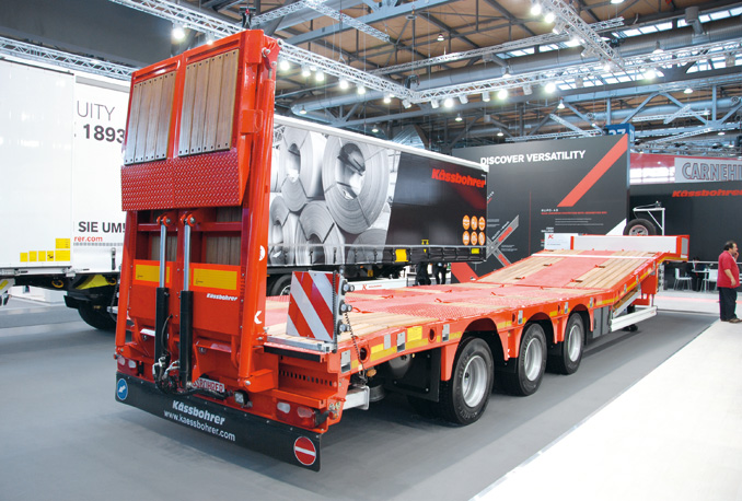 Naczepa Kässbohrer K.SLS.L 3 ma wiele opcji wyposażenia zwiększających uniwersalność pojazdu – wśród nich są różne systemy ramp najazdowych (fot. D. Piernikarski)