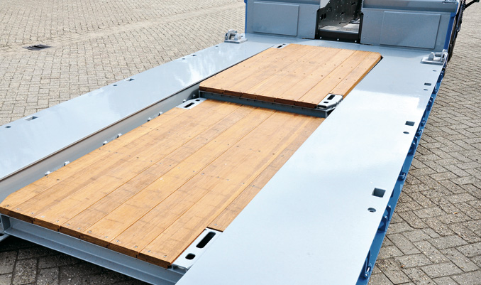 Podłoga wykonana z nasączonej żywicą włókniny bambusowej BambooTeq ma wytrzymałość porównywalną z podłogami z drewna twardego, jest przy tym znacznie lżejsza (fot. Nooteboom)