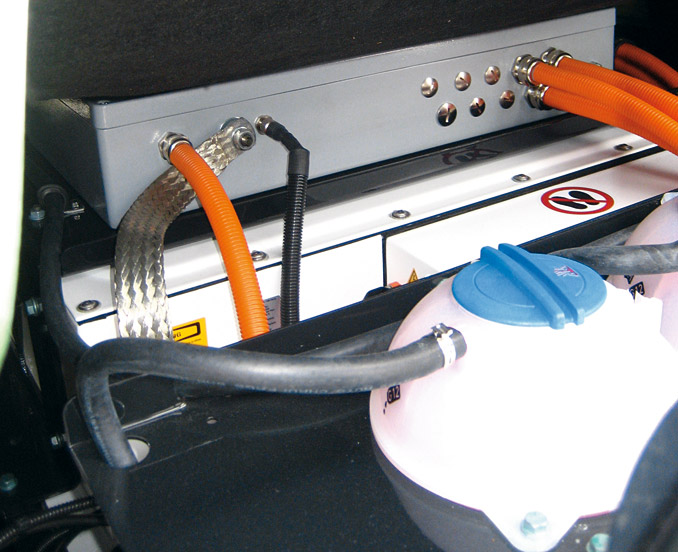 Źródłem energii są trzy akumulatory litowo-jonowe o pojemności 35,3 kWh każdy, umieszczone pod kabiną kierowcy nad przednią osią, gdzie w tradycyjnych pojazdach znajduje się silnik wysokoprężny (fot. D.Piernikarski)