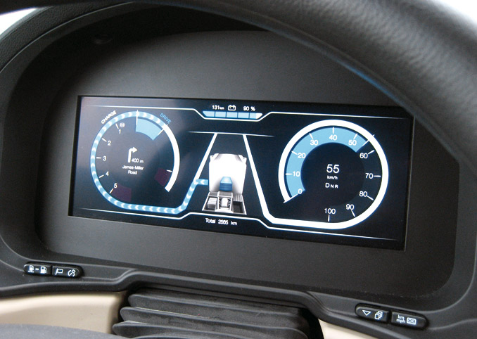 Po włączeniu zapłonu uruchomiony zostaje komputer pokładowy, który na wyświetlaczu tablicy wskaźników pokazuje w graficzny sposób stan najważniejszych komponentów elektrycznego układu napędowego (fot. D.Piernikarski)