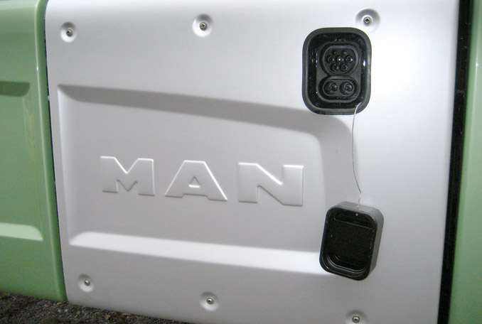 Elektryczny MAN TGS ma dwa złącza służące do połączenia ze stacją ładowania zgodną ze standardami stosowanymi w istniejącej już infrastrukturze (fot. D.Piernikarski)