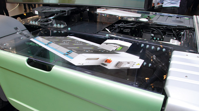 MAN City Truck można dodatkowo wyposażyć w montowane z boku ramy między osiami akumulatory (maksymalnie cztery o pojemności 35,3 kWh) i/lub montowany w ten sam sposób agregat Range Extender lub ogniwo paliwowe – wtedy zasięg operacyjny wydłuży się do 150 km (fot. D.Piernikarski)