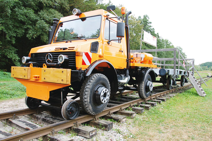 Aby w pełni zaprezentować możliwości Unimoga U 1650 (seria U 427 z 1998 r.) w wersji szosowo-szynowej, na terenach przyległych do muzeum zbudowano kilkudziesięciometrowy odcinek torów (fot. D. Piernikarski)