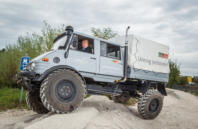 Klasyka w terenie: U 1100 L (seria 416) z 1979 r. – jazda w terenie tym samochodem wymagała sporych umiejętności, ale niczym podróż do przeszłości pozwoliła na ocenę, jak bardzo rozwój technologiczny ułatwił pracę kierowcy (fot. Unimog-Museum)