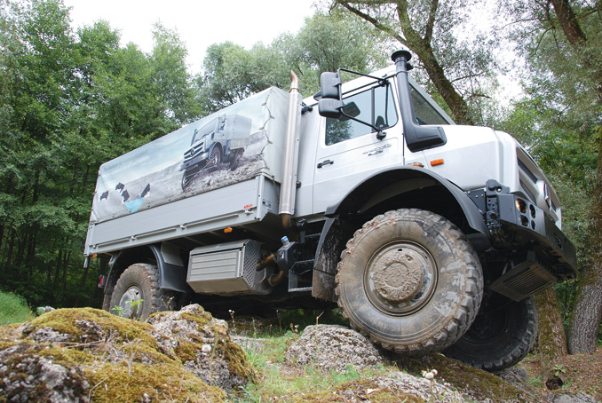 Współczesny Unimog U 5023 na fabrycznym torze testowym w Ötigheim pokazuje pełnię swoich możliwości jako pojazd dużej mobilności (fot. D. Piernikarski)