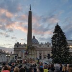 Wydarzenie międzynarodowe, ale jak ważne dla naszego kraju – po 20 latach polska choinka znów zdobi plac przed Bazyliką św. Piotra w Rzymie (fot. Ol-trans)