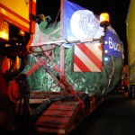 Specjalnie skonstruowana przez zespół Ol-transu regulowana metalowa konstrukcja zamocowana została na stałe dopiero po załadunku i dopasowaniu do choinki (fot. K.Biskupska)