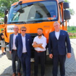W oficjalnym przekazaniu pojazdów Renault Trucks wzięli udział najważniejsi przedstawiciele MPO oraz władz m.st. Warszawy (od lewej): Jarosław Robak – wiceprezes zarządu MPO, Robert Kołodziejski – dyrektor zarządzający Pionu Operacyjnego MPO, Michał Olszewski – zastępca prezydenta Warszawy i Andrzej Daniluk – wiceprezes zarządu MPO (fot. Renault Trucks)