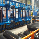 Na nowej linii montażu ciągłego ramy naczep kompletowane są w pozycji odwróconej (fot. K.Biskupska)