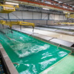 W zakładzie w Wieluniu w zautomatyzowanym procesie kataforetycznego nanoszenia antykorozyjnej powłoki ochronnej (linia KTL) zabezpieczane ramy kolejno przechodzą przez 11 gigantycznych wanien o rozmiarach 16x4x2 m (fot. D.Piernikarski)