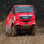 Każdy z uczestników
szkolenia miał okazję
jeździć trzema typami
pojazdów: terenówkami,
samochodami
uterenowionymi typu
SUV i pick-up oraz
ciężarówką (fot. K.Biskupska)