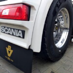 Drobiazgi mają znaczenie: o tym, że ciągnik R580 V8 należy do limitowanej serii przygotowanej na 50-lecie silnika V8, świadczą liczne detale wykończenia (fot. K.Biskupska)