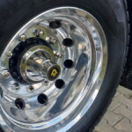 Drobiazgi mają znaczenie: o tym, że ciągnik R580 V8 należy do limitowanej serii przygotowanej na 50-lecie silnika V8, świadczą liczne detale wykończenia (fot. K.Biskupska)