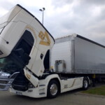 Legenda wciąż żyje: Scania R580 A4x2NAnowej generacji z okolicznościowej serii przygotowanej na 50-lecie obecności na rynku widlastego silnika DC16 (fot. K.Biskupska)