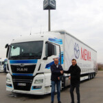 Przekazanie symbolicznego klucza (od lewej) Jarosław Bednarczyk - firma Transport & Logistik Management i Łukasz Gazel - MAN Truck & Bus Polska, oddz. Wrocław (fot. K.Biskupska)