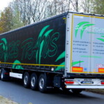 Naczepa kurtynowa Wielton Curtain Master M4 to ekspert na drodze: masa własna od 6140 kg, solidna konstrukcja, zaawansowane systemy mocowania ładunku, bogate wyposażenie standardowe i dodatkowe – producent ma już w ofercie naczepy kolejnej generacji (fot. D. Piernikarski)