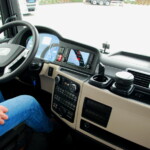 Kokpit kierowcy i wielofunkcyjne koło kierownicy: wszystko jest tam, gdzie potrzeba – ergonomia i jakość wykończenia bez zarzutu (fot. D. Piernikarski)
