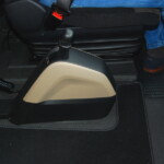 Choć sterowanie skrzynią biegów znalazło się już na desce rozdzielczej, to z podłogi wciąż wystaje i nieco przeszkadza konsola z hamulcem parkingowym (fot. D. Piernikarski)