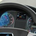 Modyfikacje silnika D26 związane z przystosowaniem do wymagań normy Euro VI fazy D oraz dobrze zestrojony program sterowania pracą skrzyni biegów MAN TipMatic dały w efekcie zużycie paliwa niższe o 4% (fot. D. Piernikarski)