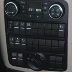 Najważniejsze przełączniki są zblokowane w jednym panelu – wszystkie intuicyjne w obsłudze i wygodnie rozmieszczone (fot. D. Piernikarski)