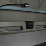 Z myślą o kierowcy: półka na drobiazgi, wygodna lampka do czytania oraz panel sterowania ogrzewaniem i oświetleniem (fot. D. Piernikarski)