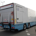 Trzecia skrętna oś wleczona poprawia manewrowość – to pożądana cecha samochodu dystrybucyjnego (fot. D.Piernikarski)